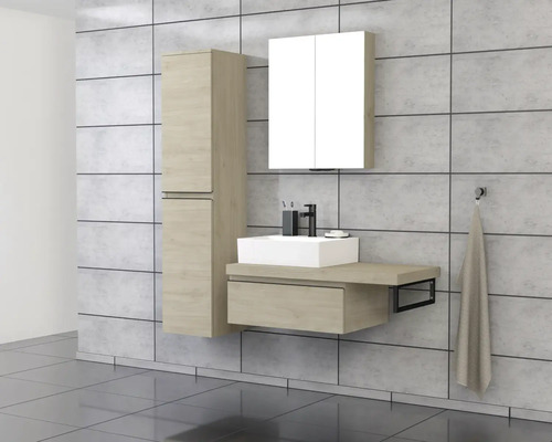 Koupelna s umyvadlem, zrcadlovou skříňkou a vysokou skříňkou