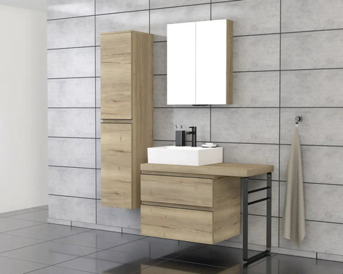 Koupelna s umyvadlem, zrcadlovou skříňkou a vysokou skříní ve vzhledu dřeva na šedé dlažbě