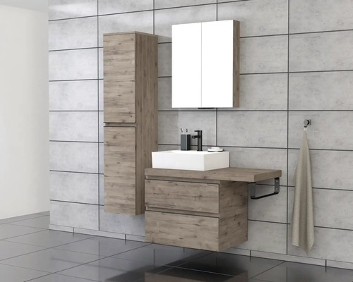 Koupelna s umyvadlem, zrcadlovou skříňkou a vysokou skříňkou ve vzhledu dřeva