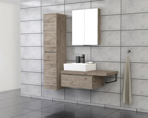 Koupelna s umyvadlem, zrcadlovou skříňkou a vysokou skříňkou v dřevěném provedení