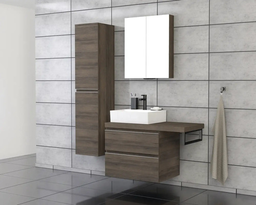 Koupelna s umyvadlem, zrcadlovou skříňkou a vysokou skříňkou ve vzhledu dřeva