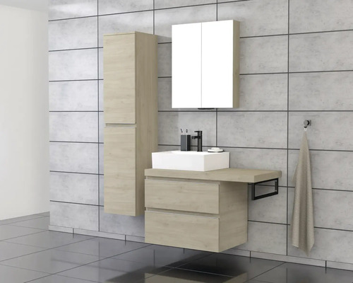 Koupelna s umyvadlem, zrcadlovou skříňkou a vysokou skříňkou