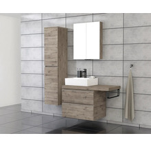 Koupelna s umyvadlem, zrcadlovou skříňkou a vysokou skříní v moderním designu