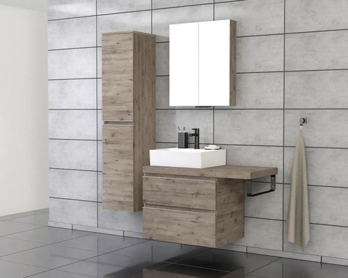 Koupelna s umyvadlem, zrcadlovou skříňkou a vysokou skříní v moderním designu