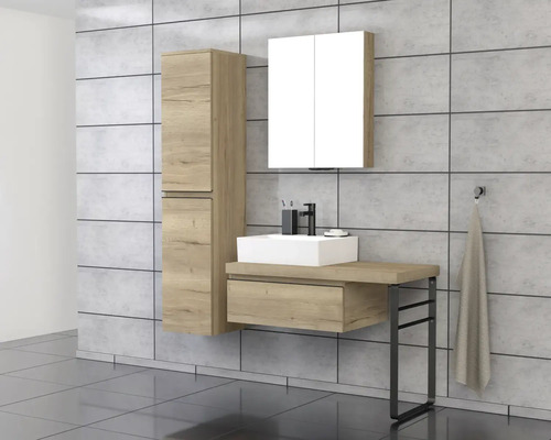 Koupelna s umyvadlem, zrcadlovou skříňkou a vysokou skříňkou ve vzhledu dřeva na šedé dlažbě