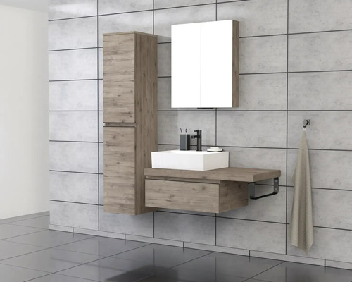 Koupelna s umyvadlem, zrcadlovou skříňkou a vysokou skříňkou v dřevěném designu.