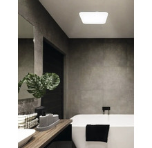 Koupelna s vanou, umyvadlem a stropním svítidlem