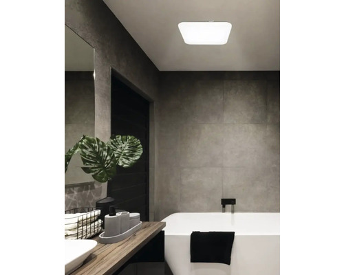 Koupelna s vanou, umyvadlem a stropním svítidlem