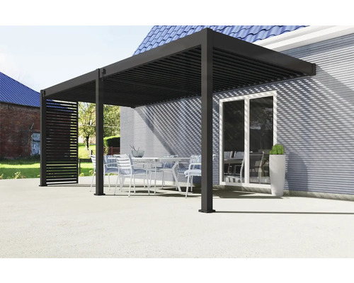 Pergola s lamelovou střechou a posezením na zahradě.