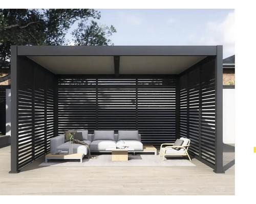 Moderní terasa se zastřešením s horizontálními lamelovými stěnami a lounge nábytkem