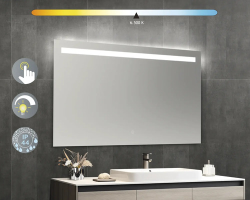 Osvětlené obdélníkové zrcadlo nad umyvadlem s baterií a dekorací