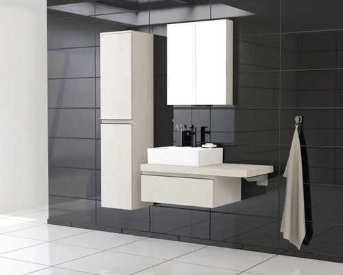 Moderní koupelna s umyvadlem, zrcadlovou skříňkou a vysokou skříní na pozadí tmavých dlaždic