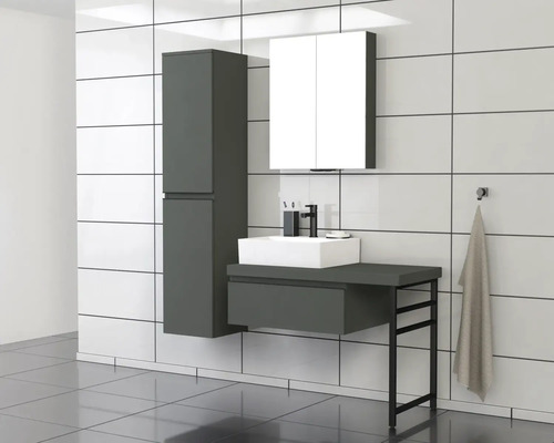 Koupelna s umyvadlem, zrcadlovou skříňkou a vysokou skříňkou