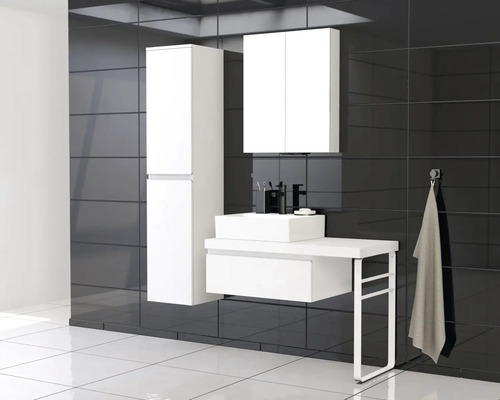 Koupelna s umyvadlovou skříňkou, zrcadlovou skříňkou a vysokou skříňkou před tmavým obkladem