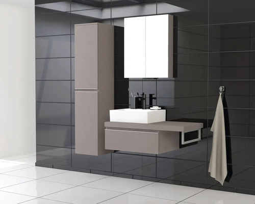 Moderní koupelna s umyvadlem, zrcadlovou skříňkou a vysokou skříní v lesklém designu