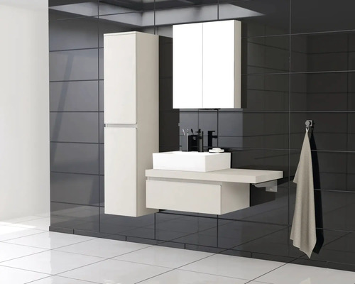 Koupelna s umyvadlem, zrcadlovou skříňkou a vysokou skříňkou před tmavým obkladem