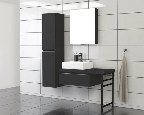 Moderní koupelna s umyvadlem, spodní skříňkou, zrcadlovou skříňkou a vysokou skříňkou