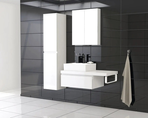 Moderní koupelna s umyvadlem, spodní skříňkou, zrcadlovou skříňkou a vysokou skříňkou před tmavým obkladem