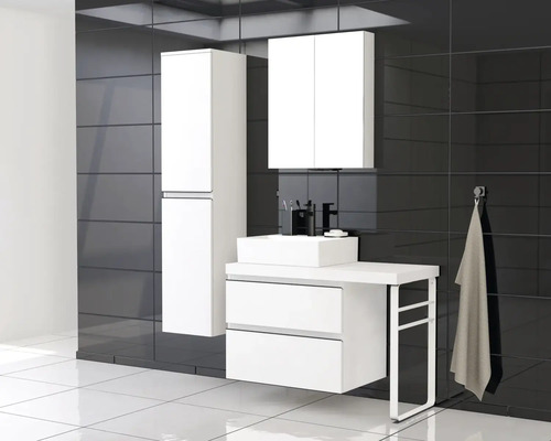 Koupelna s umyvadlem, zrcadlovou skříňkou a vysokou skříňkou na tmavém obkladu