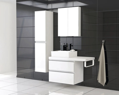 Moderní koupelna s umyvadlovou skříňkou, zrcadlovou skříňkou a vysokou skříňkou.