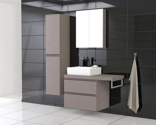 Koupelna s umyvadlem, zrcadlovou skříňkou a vysokou skříňkou před tmavými dlaždicemi