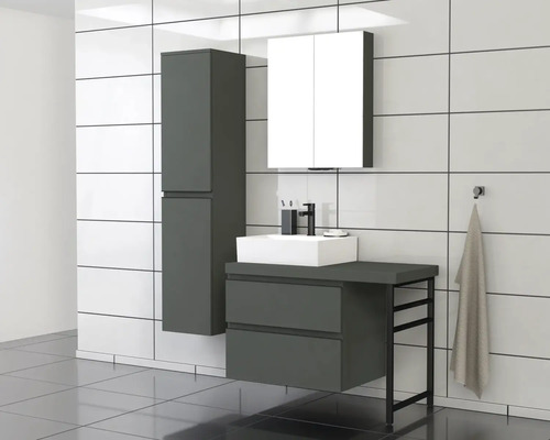 Koupelna s umyvadlem, zrcadlovou skříňkou a vysokou skříňkou