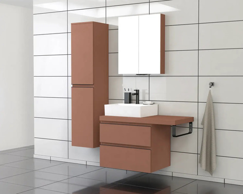 Moderní koupelna s umyvadlem, zrcadlovou skříňkou a vysokou skříňkou před bílou obkládanou stěnou