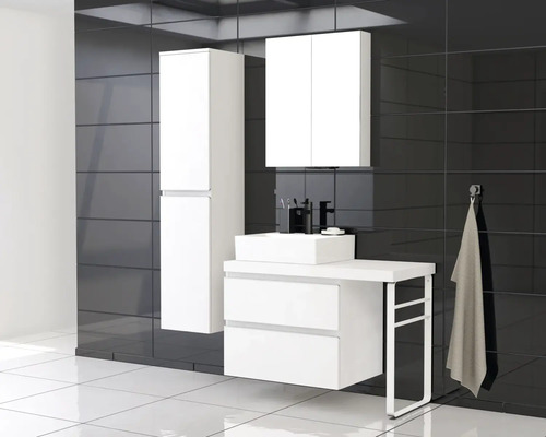 Moderní koupelna s umyvadlem, spodní skříňkou, zrcadlovou skříňkou a vysokou skříňkou před tmavou stěnou