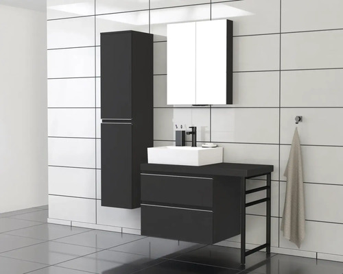 Moderní koupelna s umyvadlem, zrcadlovou skříňkou a vysokou skříní