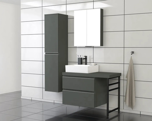 Moderní koupelna s umyvadlem, zrcadlovou skříňkou a vysokou skříní pro úhledné a světlé prostředí