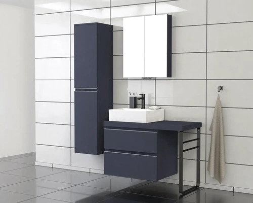 Koupelna s umyvadlem, zrcadlovou skříňkou a vysokou skříňkou před bílou obkládanou stěnou