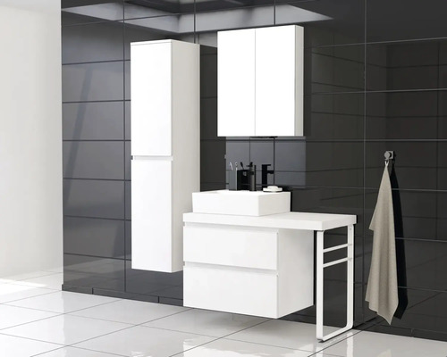 Moderní koupelna s bílou umyvadlovou skříňkou, zrcadlovou skříňkou a vysokou skříní na pozadí černých dlaždic.