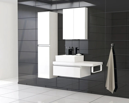 Moderní koupelna s umyvadlem, spodní skříňkou, zrcadlovou skříňkou a vysokou skříňkou před černým obkladem