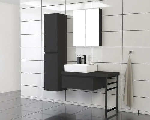 Moderní koupelna s umyvadlovou skříňkou, zrcadlovou skříňkou a vysokou skříní