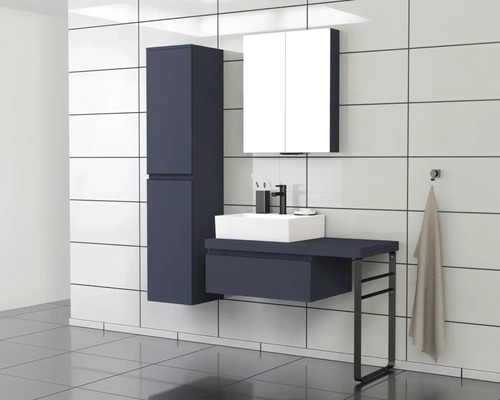 Moderní koupelna s umyvadlem, zrcadlovou skříňkou a vysokou skříní