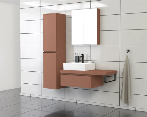 Moderní koupelnová souprava s umyvadlem, zrcadlovou skříňkou a vysokou skříňkou před bílými obkládačkami