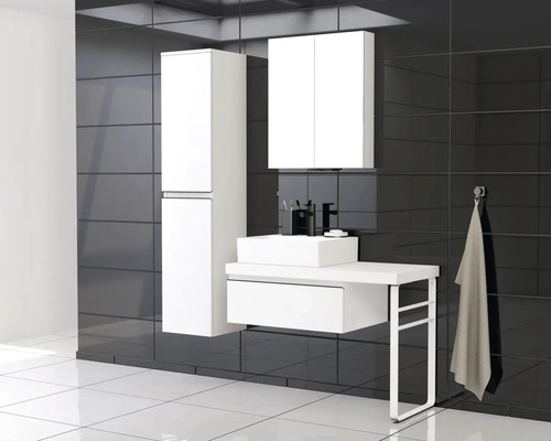 Koupelna s umyvadlem, spodní skříňkou, zrcadlovou skříňkou a vysokou skříňkou