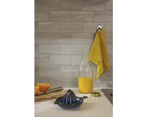 Šedé obkládačky v kuchyni s odšťavňovačem a džbánem