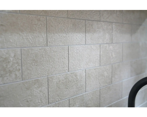 Detail obkladu stěny s obdélníkovým formátem.