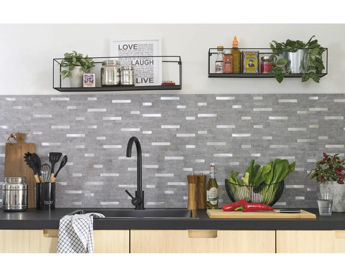 Kuchyňská scéna s umyvadlem, baterií, policemi a obkladem