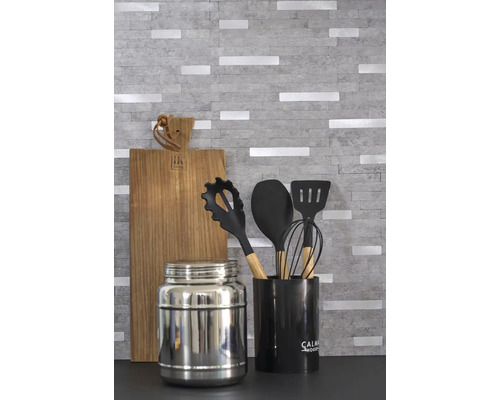 Kuchyňská scéna s prkénkem na krájení, kuchyňským náčiním a dózou na potraviny.