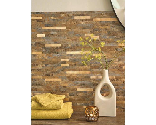 Obklad stěn s obkladovými kameny ve vzhledu kamene a ozdobnými lištami