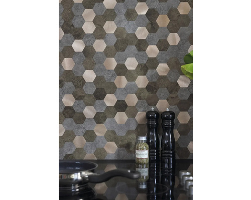 Nástěnná dekorace s šestiúhelníkovými mozaikovými dlaždicemi v různých barvách a strukturách v kuchyni.