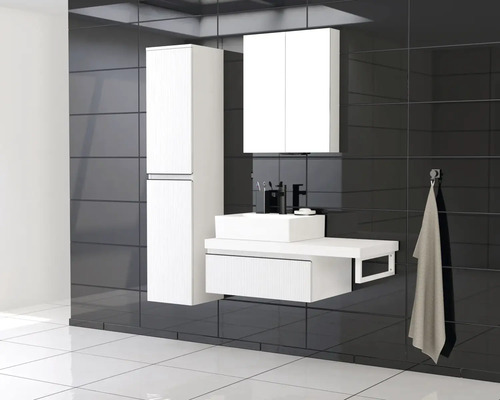 Koupelna s umyvadlem, zrcadlovou skříňkou a vysokou skříňkou v moderním designu.