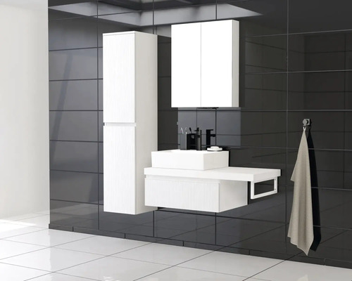 Moderní koupelna s bílým umyvadlem, zrcadlovou skříňkou a vysokou skříňkou na pozadí tmavých dlaždic.