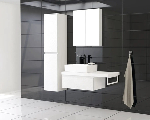 Koupelna s umyvadlem, zrcadlovou skříňkou a vysokou skříní na pozadí tmavých dlaždic.