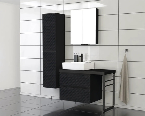 Koupelna s umyvadlem, zrcadlovou skříňkou a vysokou skříňkou v černé barvě s kosočtvercovým vzorem