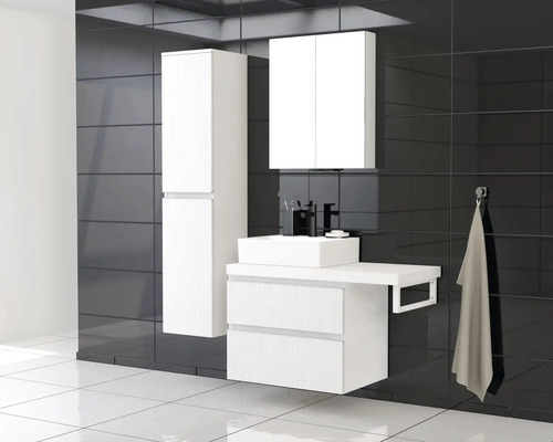 Koupelna s umyvadlovou skříňkou, vysokou skříní a zrcadlovou skříňkou před černou stěnou