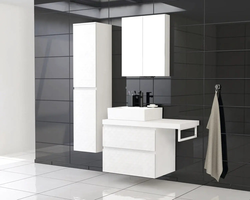 Koupelna s umyvadlovou skříňkou, závěsnou skříňkou a zrcadlovou skříňkou před tmavými obkladačkami