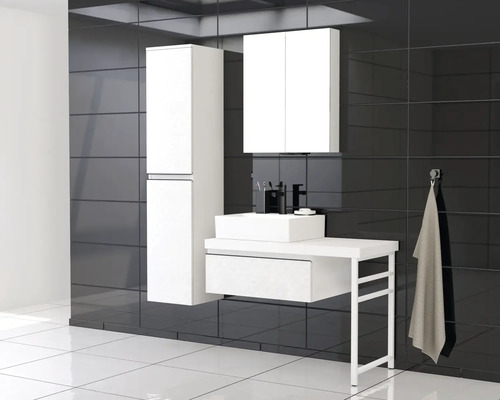 Koupelna s umyvadlem, spodní skříňkou, zrcadlovou skříňkou a vysokou skříňkou před černou stěnou